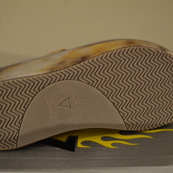 VOLATILE Frappachino Wedge Sandals Women’s 10 Metallic Snake Thong Slip-On NIB - Picture 7 of 7
